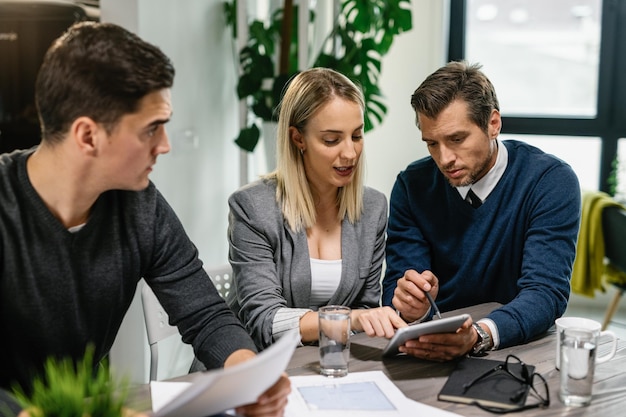 Firma de una operación de inversión inmobiliaria